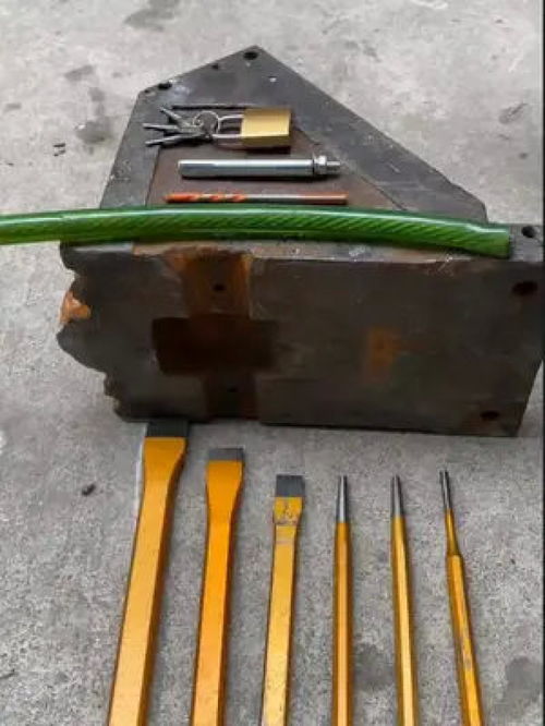 手艺人床畔工具箱 五金工具与修理工具的匠心守护